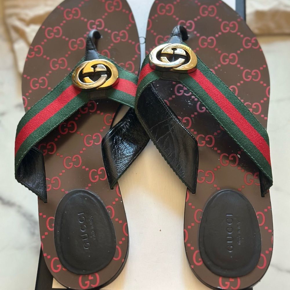 Gucci Black and Green Sandals with Chic Design